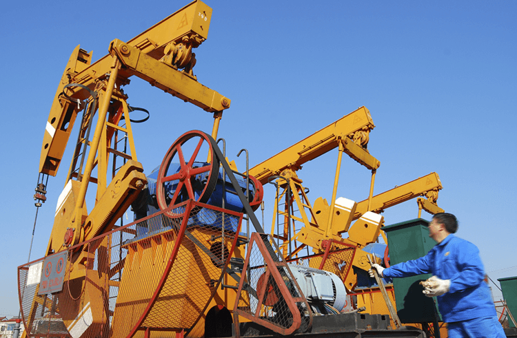 (圖:石油開(kāi)采現(xiàn)場(chǎng))