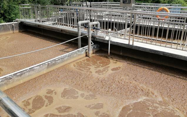 (圖:垃圾滲濾液污水處理泡沫現(xiàn)場(chǎng))