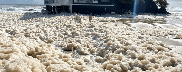 （圖：焦化廠污水廢水泡沫）