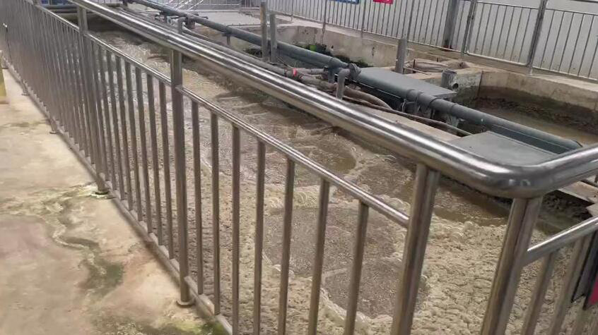 (圖:化妝品日化污水起泡)