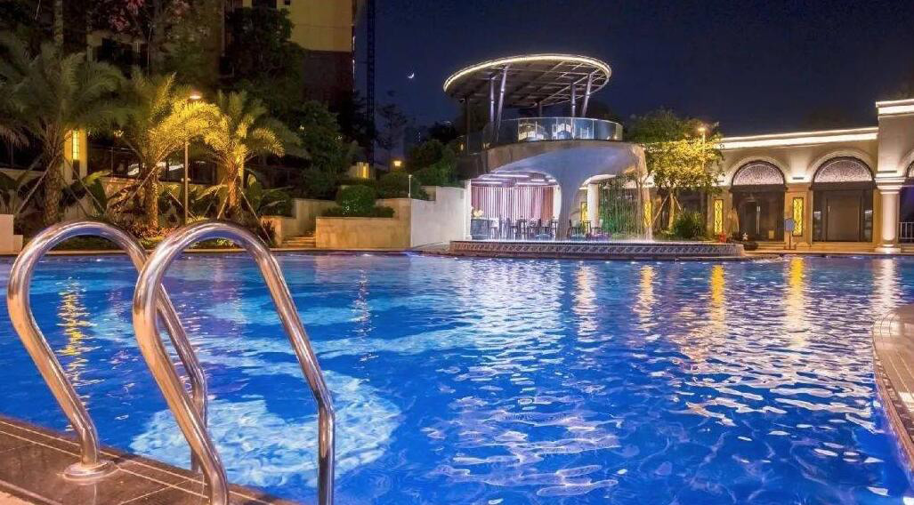 （圖：游泳池循環(huán)水起泡場景）